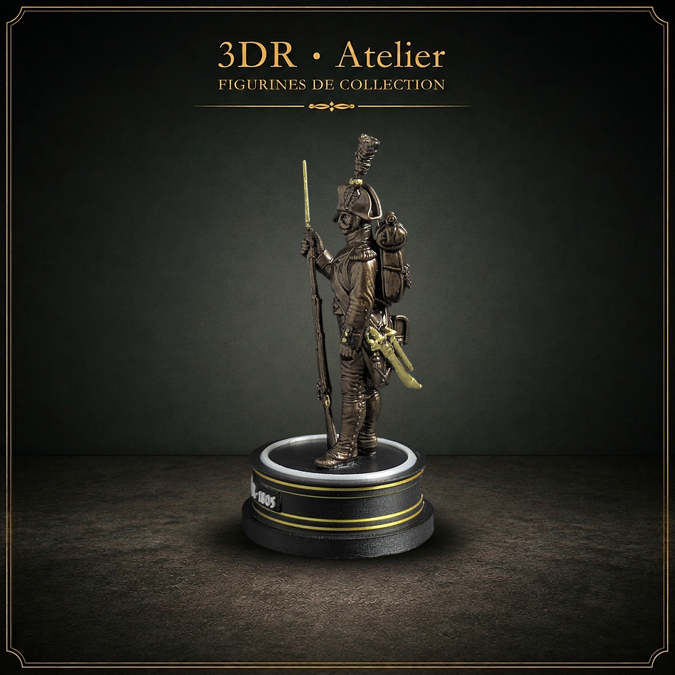 Statue miniature imprimée en 3D représentant un voltigeur de l'infanterie française en 1805 avec bicorne, présentée sur un socle rond.