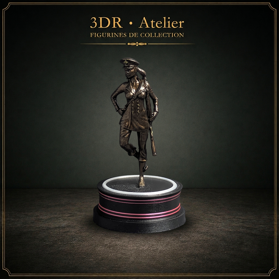 Statue miniature imprimée en 3D représentant une pin up Landwehr, présentée sur un socle rond.