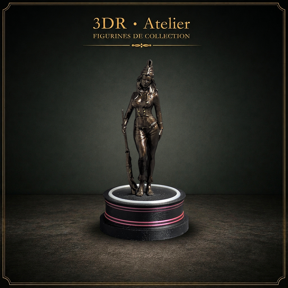 Statue miniature imprimée en 3D représentant une Pin Up en uniforme de l'armée napoléonienne, présentée sur un socle rond.