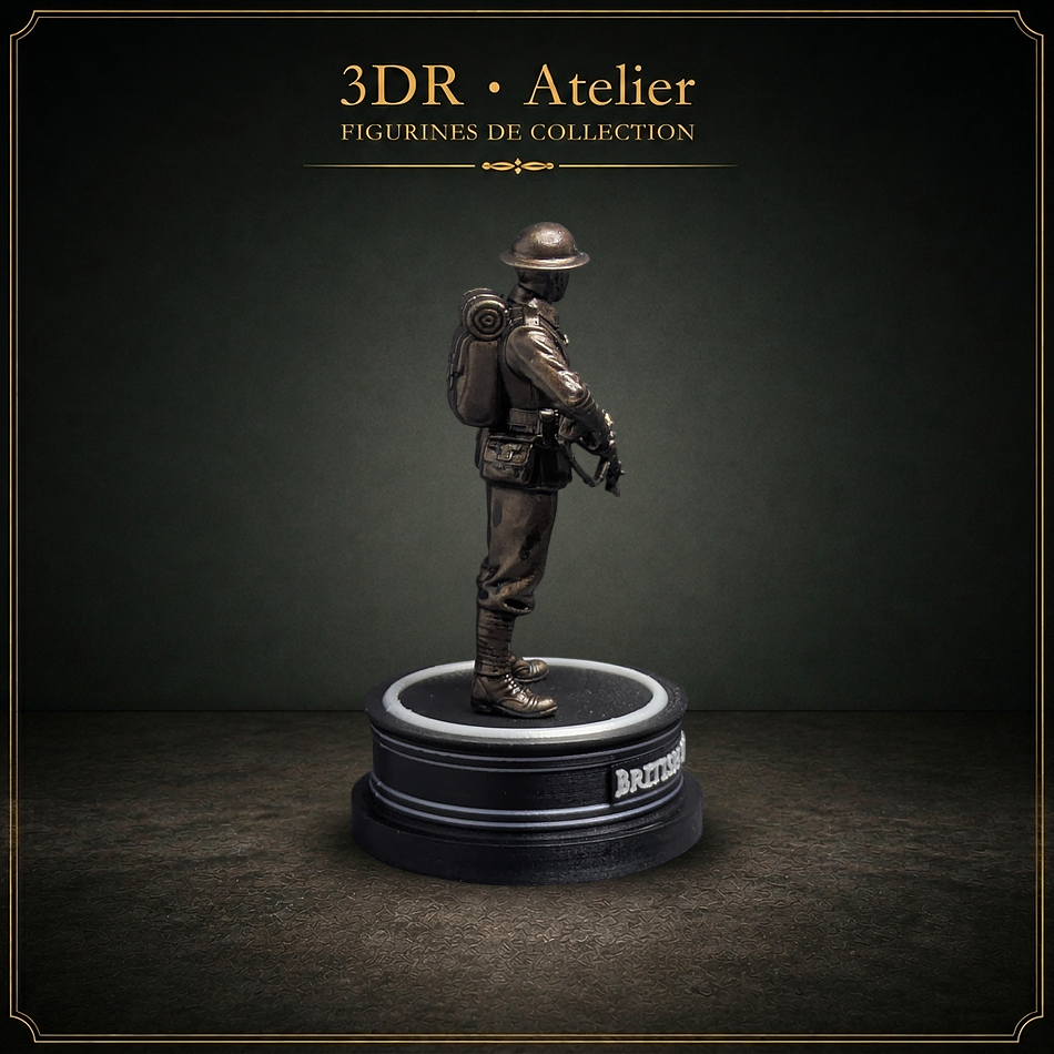 Statue miniature imprimée en 3D représentant un soldat anglais en 1944, présentée sur un socle rond.