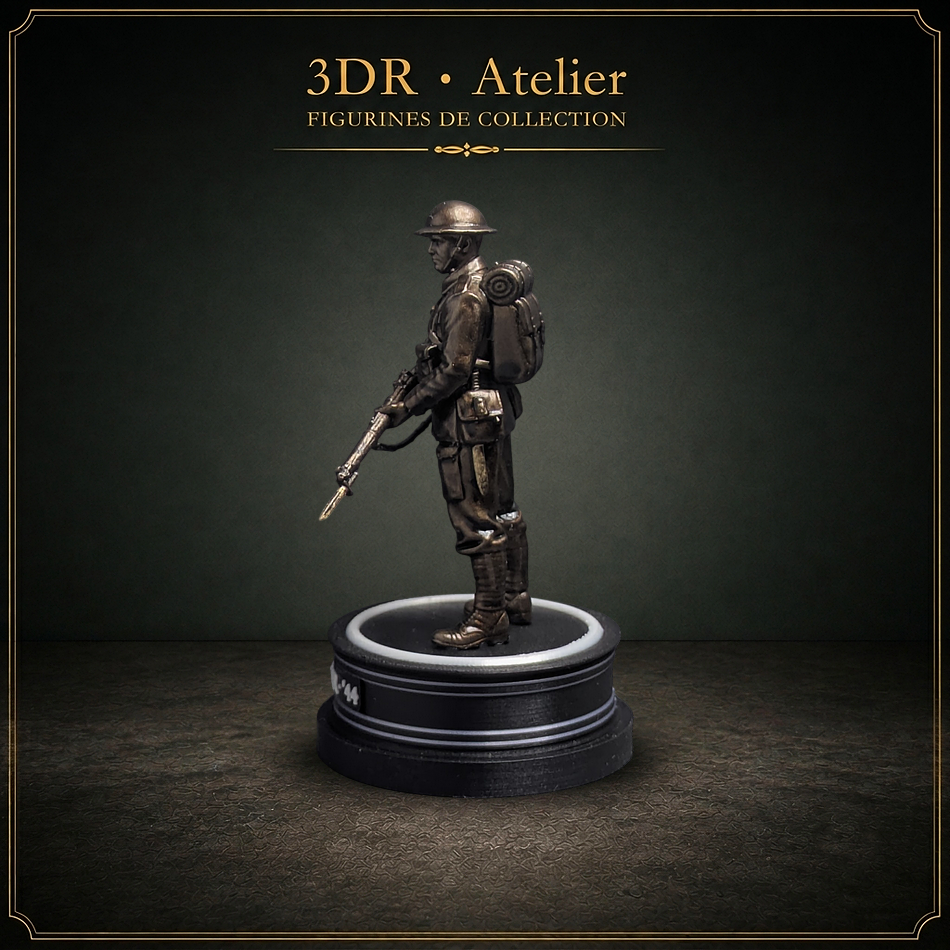 Statue miniature imprimée en 3D représentant un soldat anglais en 1944, présentée sur un socle rond.