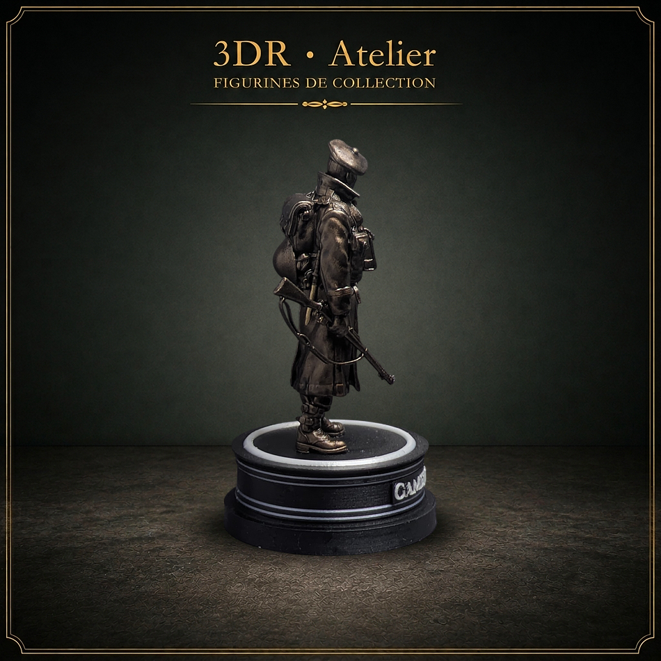 Statue miniature imprimée en 3D représentant un cameronian en 1944, présentée sur un socle rond.