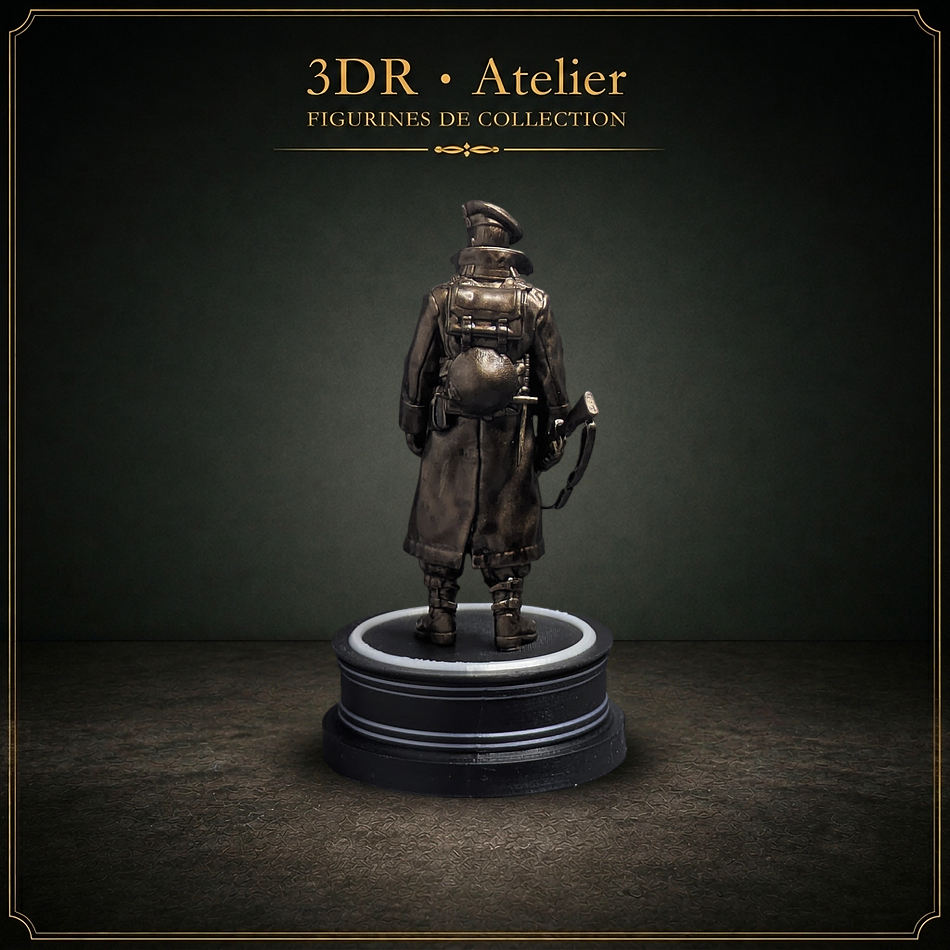 Statue miniature imprimée en 3D représentant un cameronian en 1944, présentée sur un socle rond.