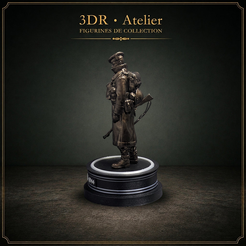 Statue miniature imprimée en 3D représentant un cameronian en 1944, présentée sur un socle rond.