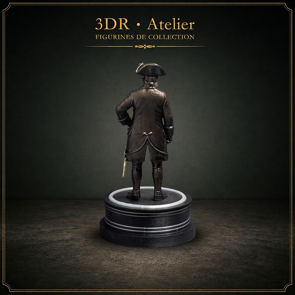Statue miniature imprimée en 3D représentant un officier Kaiserlich en 1756, présentée sur un socle rond.