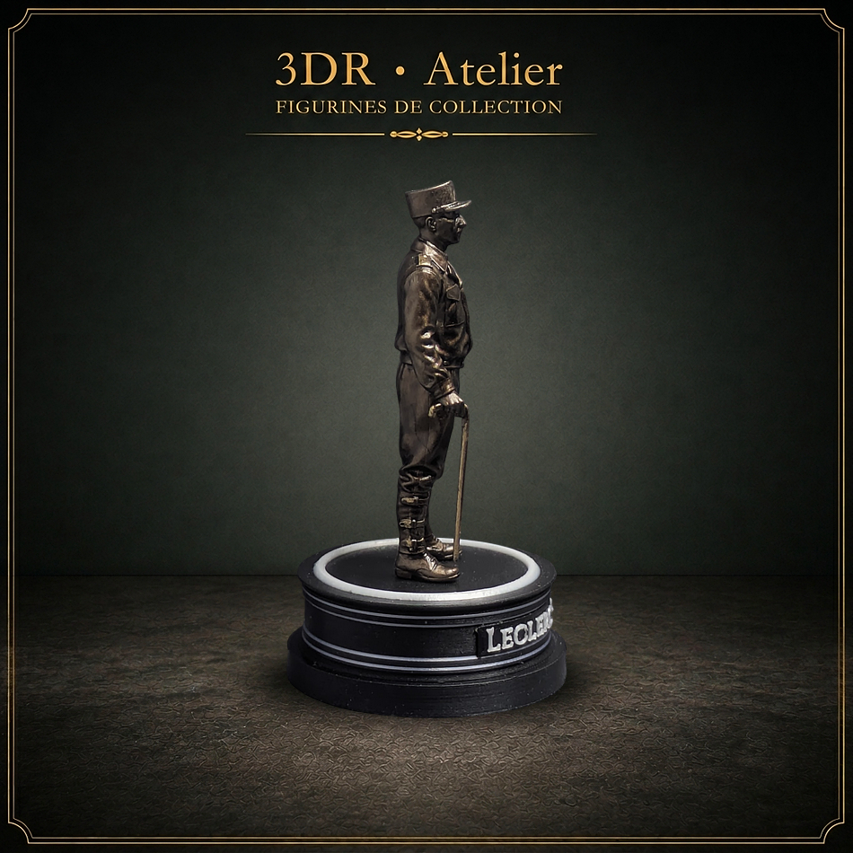 Statue miniature imprimée en 3D représentant le général Leclerc, présentée sur un socle rond.