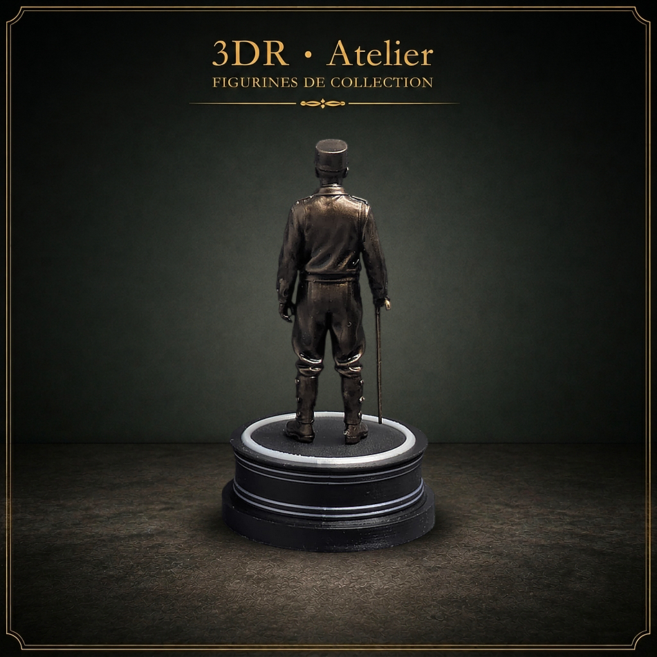 Statue miniature imprimée en 3D représentant le général Leclerc, présentée sur un socle rond.