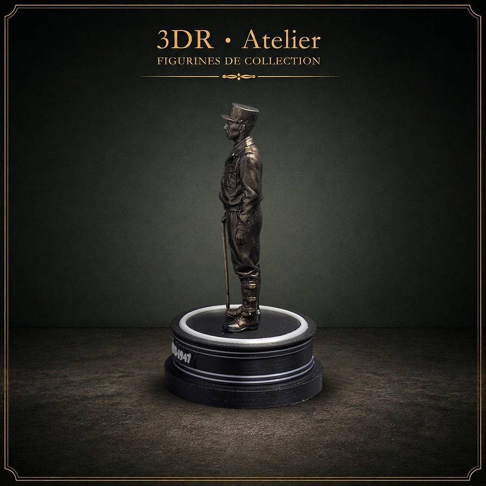Statue miniature imprimée en 3D représentant le général Leclerc, présentée sur un socle rond.