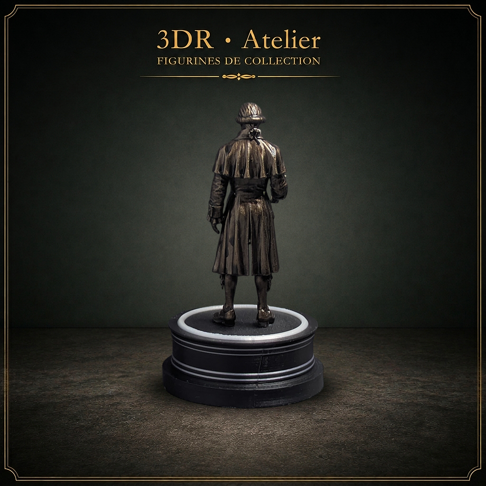 Statue miniature imprimée en 3D représentant Robespierre, présentée sur un socle rond.